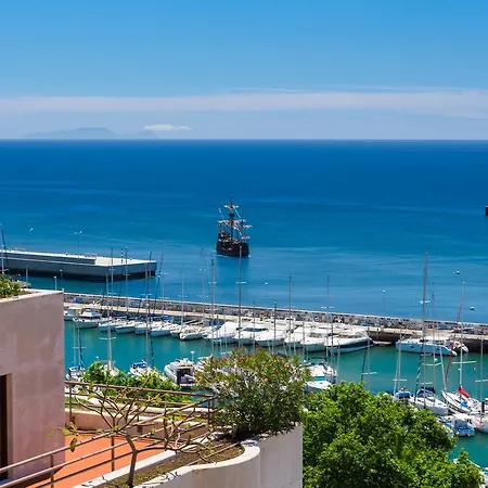 Avenida Arriaga 806 Top Floor * Funchal (Madeira)
